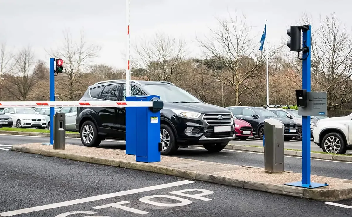 Vehicle entering a smart parking facility with automated gate